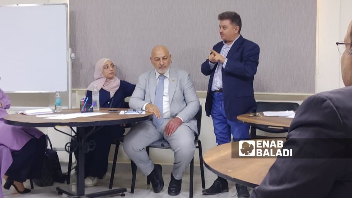 نقاشات الحضور خلال ورشة إعداد مدونة السلوك المهني للصحفيين في دمشق ـ 14 أيلول 2025 (/ عمر علاء الدين)