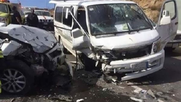 إصابة 4 أشخاص في حادث تصادم سيارتين على الطريق بالجيزة