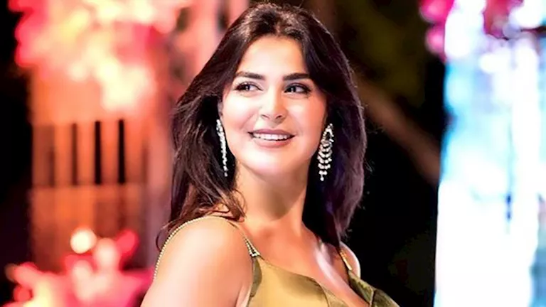 بفستان ضيق لامع.. رانيا منصور تخطف الأنظار بإطلالة جريئة