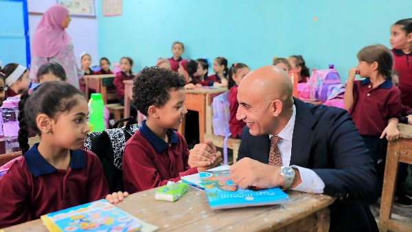 انطلاق العام الدراسى الجديد | وزير التعليم يتفقد مدارس القليوبية..  عبد اللطيف يتحدث مع الأهالي عن مزايا البكالوريا .. وينصح الطلاب بالتركيز في مادة البرمجة