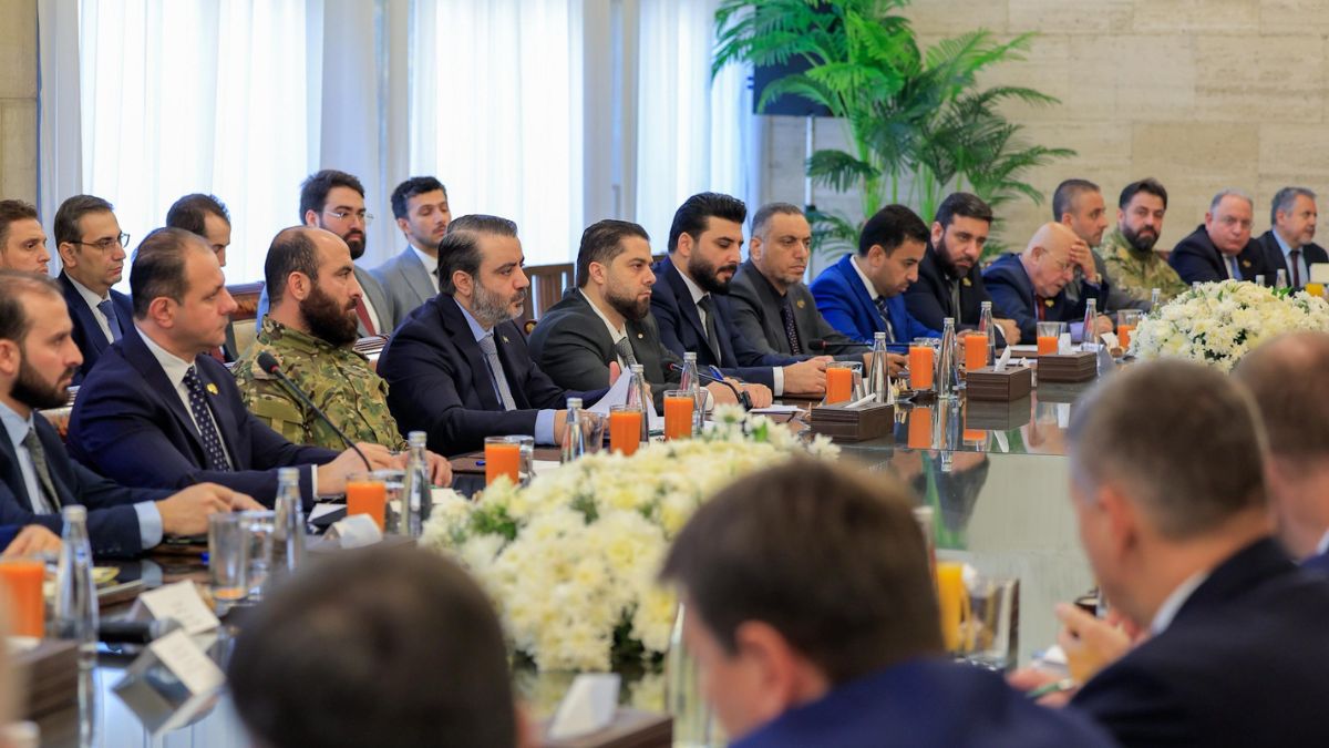اجتماع في قصر تشرين بدمشق ضم عددًا من المسؤولين السوريين برئاسة وزير الخارجية أسعد الشيباني ووفدًا روسيًا برئاسة ألكساندر نوفاك نائب رئيس الوزراء الروسي - 9 أيلول 2025 (الخارجية السورية)
