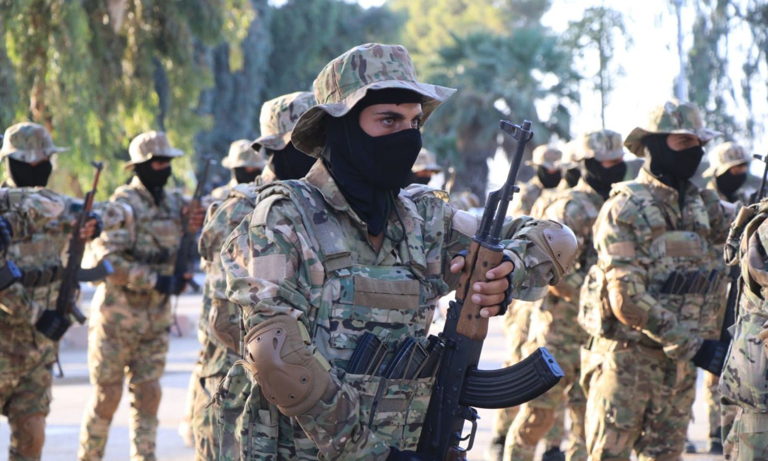 أحد مقاتلي قوات سوريا الديمقراطية (قسد) خلال تخريج دفعة مقاتلين من القوات الخاصة - 13 آب 2025 (قسد/المركز الإعلامي)