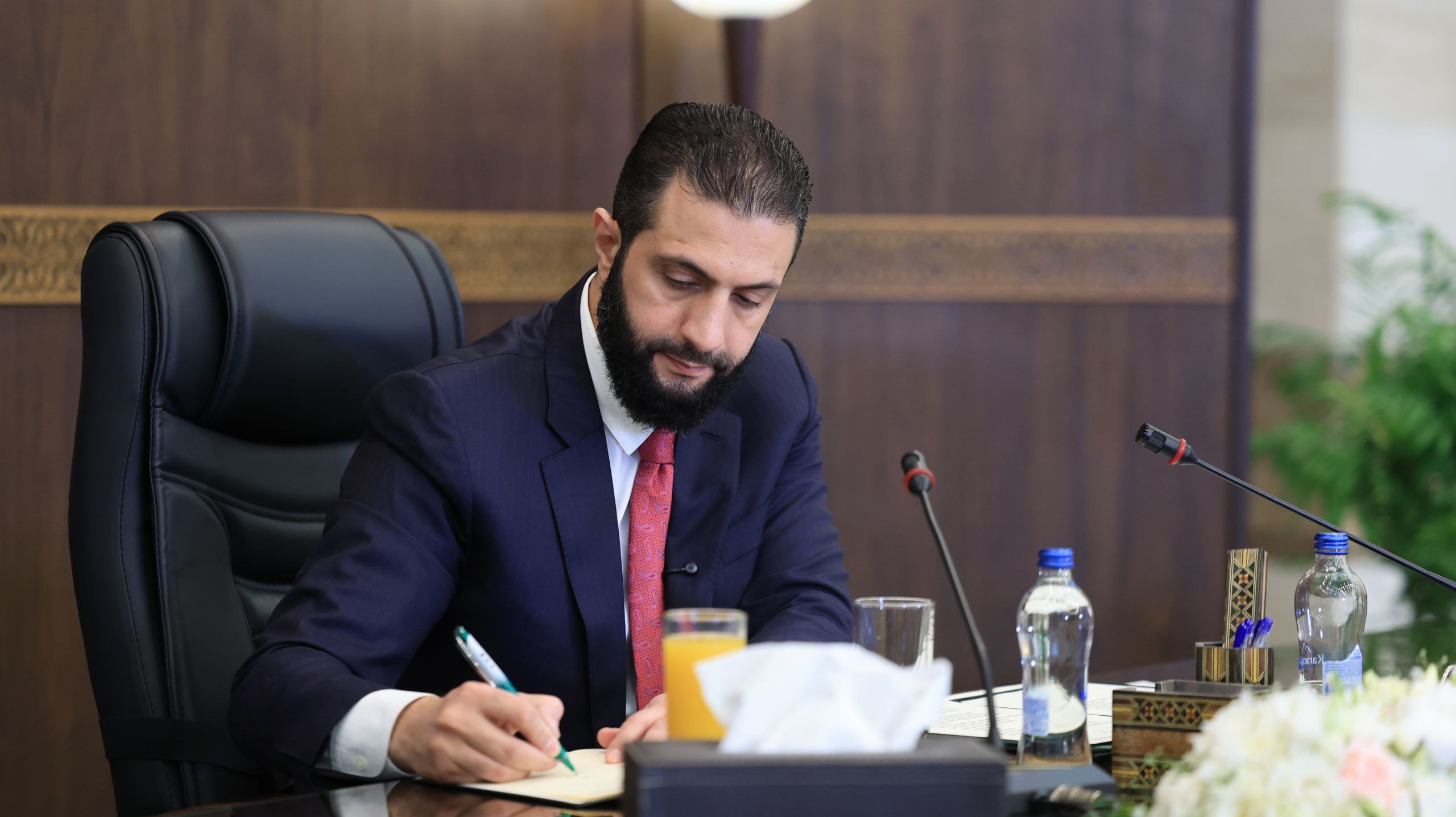 الرئيس السوري أحمد الشرع خلال لقائه بعدة وزارء ومحافظين سوريين 12 من تشرين الأول 2025 (الرئاسة السورية)