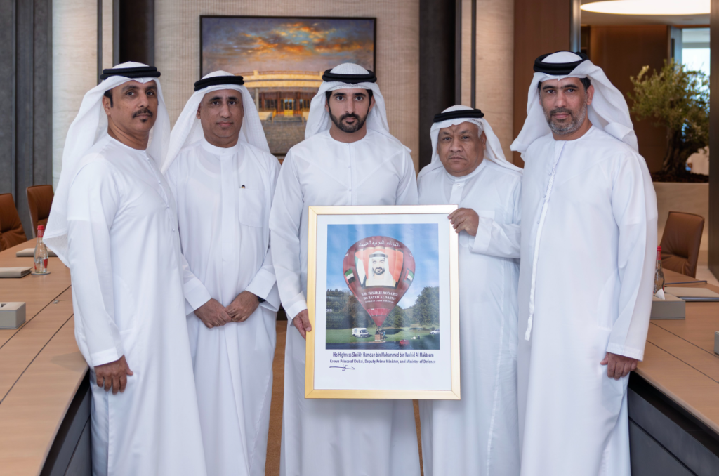 حمدان بن محمد يستقبل أعضاء طاقم وفريق منطاد رئيس الدولة