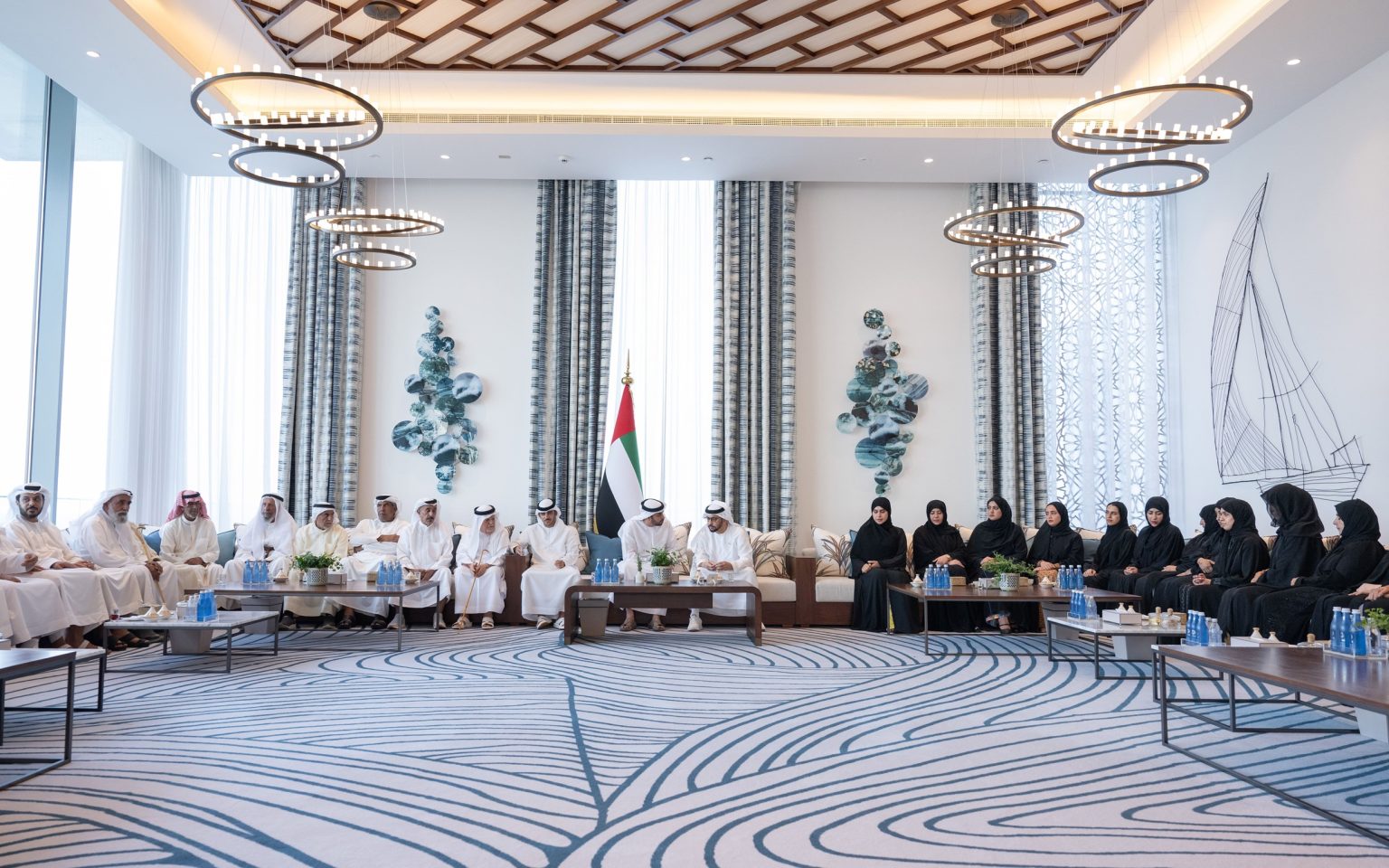 حمدان بن زايد يستقبل عددا من المواطنين وموظفي وموظفات الجهات الحكومية في قصر الظنة