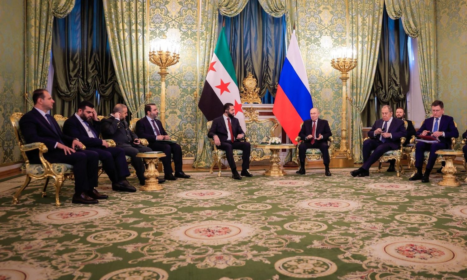 الرئيس السوري في المرحلة الانتقالية أحمد الشرع بجانب الرئيس الروسي فلاديمير بوتين في موسكو - 15 تشرين الأول 2025 (الخارجية السورية)
