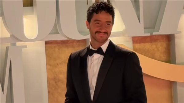 أحمد مالك يحصد جائزة أفضل ممثل في مهرجان الجونة ويعلق: أول مصري ياخدها