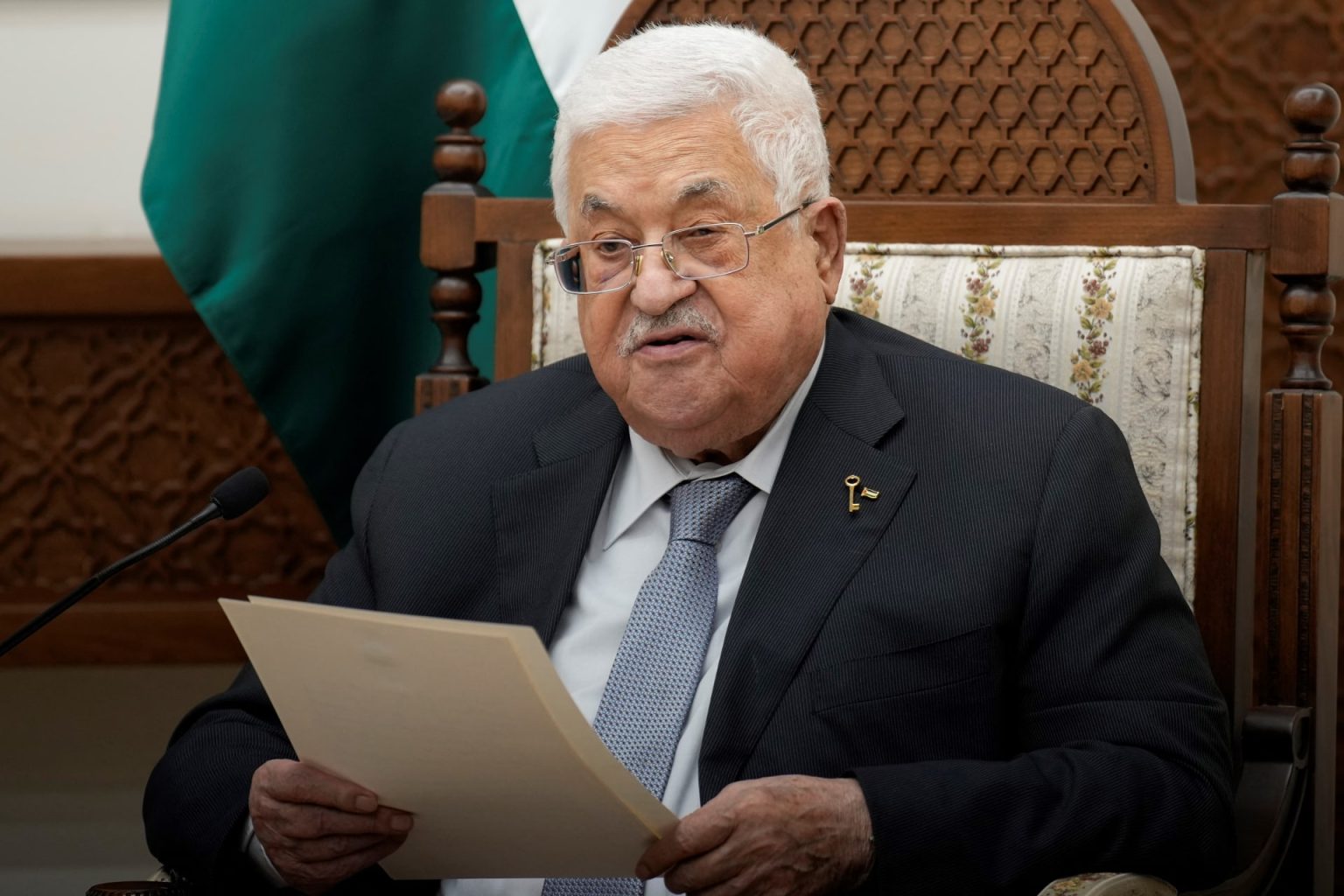 الرئيس عباس يصدر إعلانا دستوريا بتولي نائب رئيس اللجنة التنفيذية لمنظمة التحرير مهام رئيس السلطة الفلسطينية حال شغور المنصب