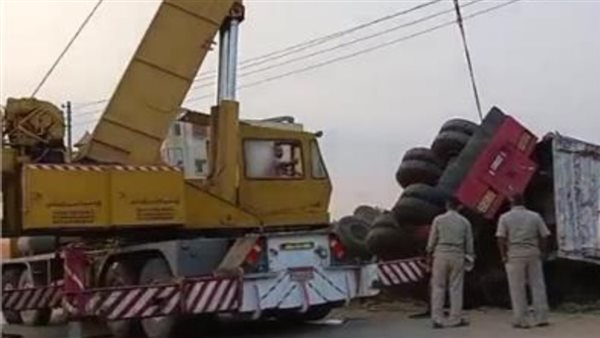 بالصور.. انقلاب سيارة نقل بمقطورة بالطريق الزراعي السريع بطنطا