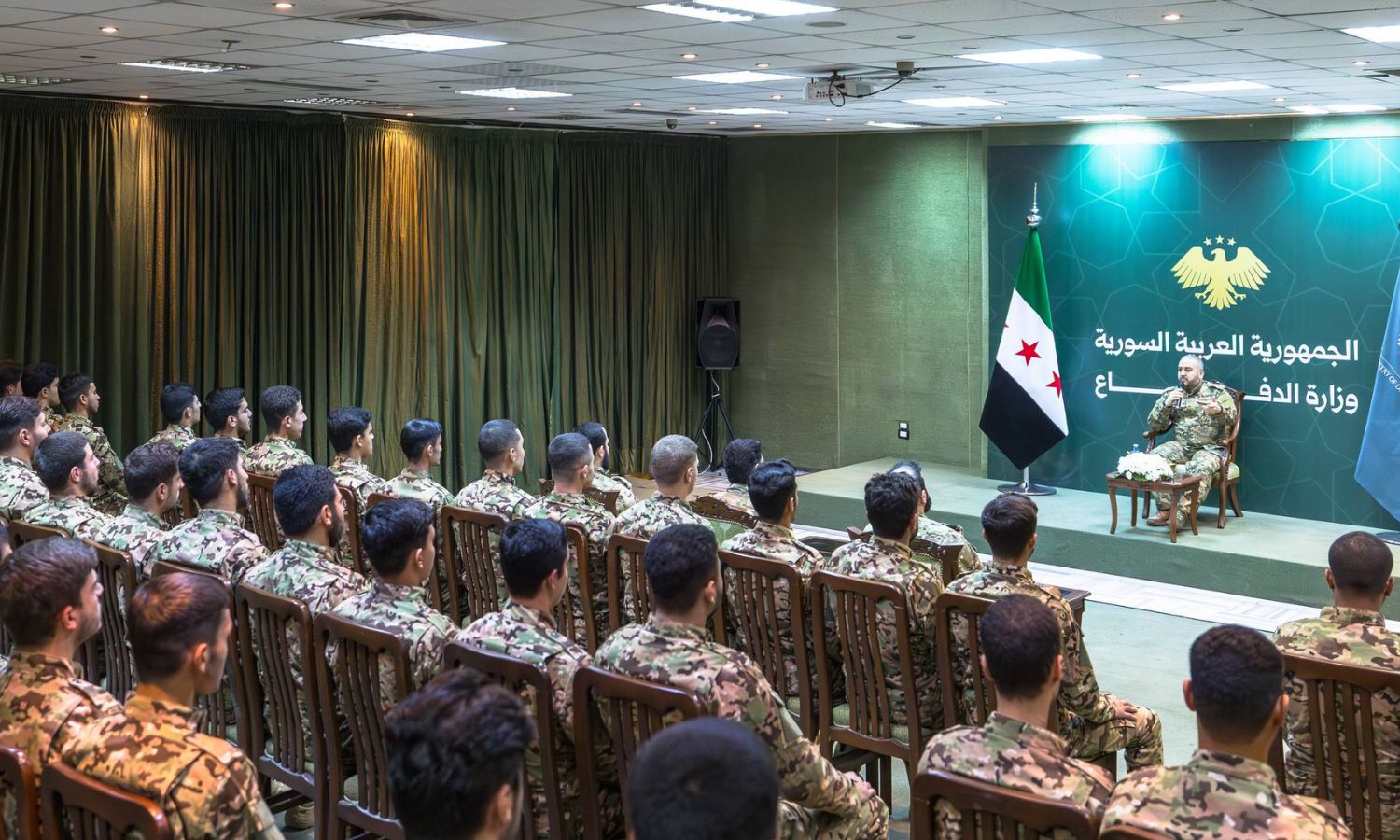وزير الدفاع السوري مرهف أبو قصرة يلتقي طلابًا من الوزارة قبل ابتعاثهم إلى تركيا والسعودية - 22 تشرين الأول 2025 (وزارة الدفاع)