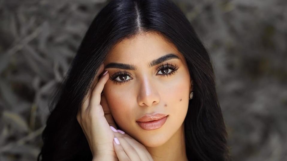 كارولين عزمي تخطف الأنظار بإطلالة جريئة من الجينز في أحدث ظهور لها