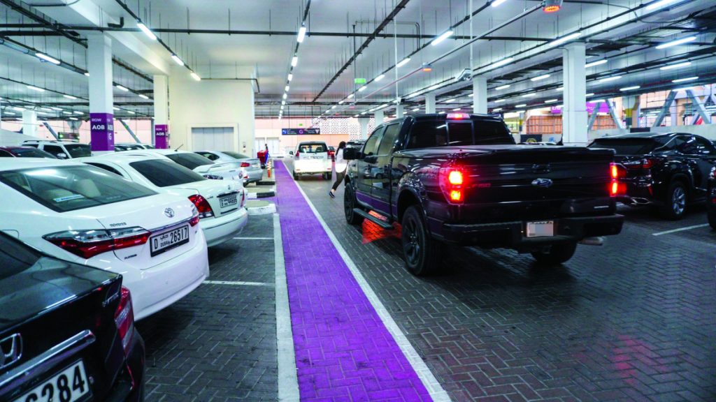 مستهلكون يطالبون بتوسيع مواقف السيارات في مراكز تسوق