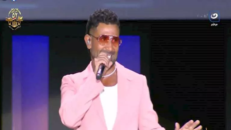 أحمد مالك يرقص على أغاني أحمد سعد بعد الفوز بجائزة أفضل ممثل في مهرجان