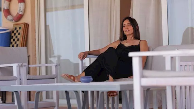زينة تهرب من زفافها وتخوض مغامرة درامية مثيرة في “ورد وشوكولاته”