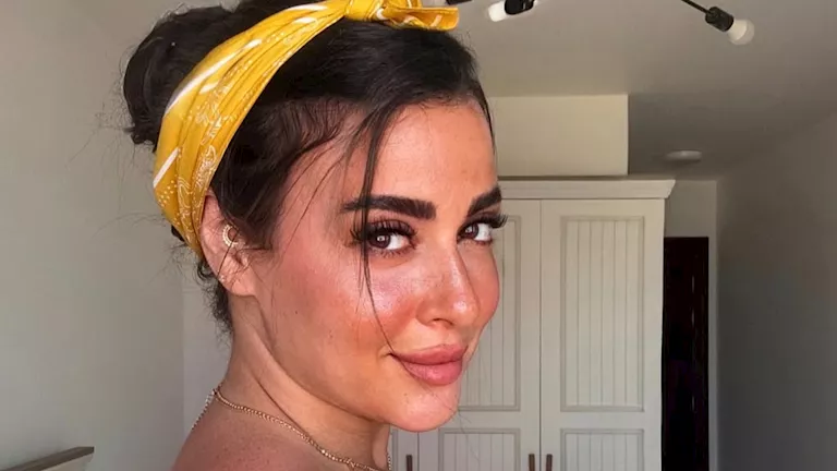 الجمال المصري.. ميرنا نور الدين تخطف الأنظار من أمام أبو الهول