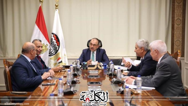 وزير قطاع الأعمال العام يبحث مع نقيب أطباء الأسنان آليات تأمين احتياجات السوق من بنج الأسنان | أخبار وتقارير | بوابة الكلمة