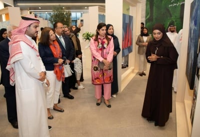 الأمين العام للمؤسسة الملكية للأعمال الإنسانية يفتتح المعرض الفني الأول (أوه يا مال) – الوطن