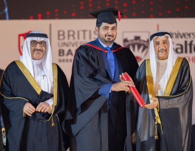 خالد بن عبد الله يشهد تخريج حفيده الشيخ خالد بن سلمان في الجامعة البريطانية في البحرين – الوطن