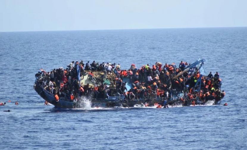 انقلاب مركب خشبي قبالة سواحل ليبيا ومصرع العشرات