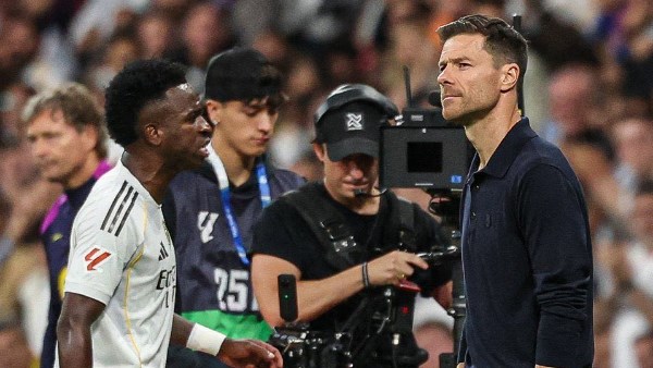 فينيسيوس يثير الجدل برحيله عن ريال مدريد بعد تبديله في الكلاسيكو