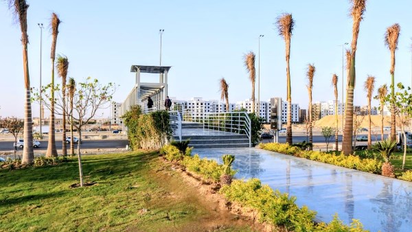 “كوبري الحياة” أمام بوابة مدينتي.. إشادة بجهود طلعت مصطفى في حماية أرواح السكان والعاملين