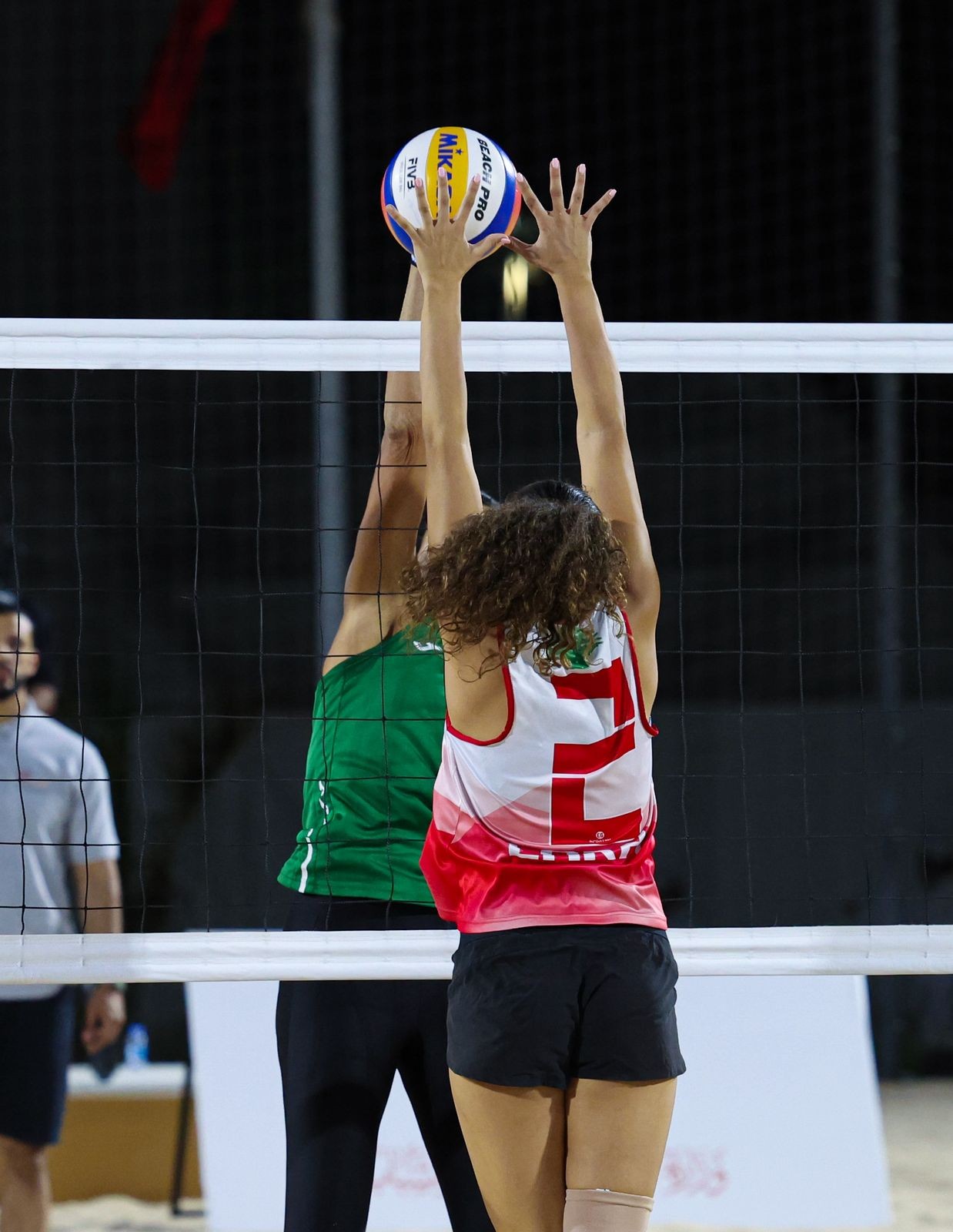 الكرة الطائرة الشاطئية (3).jpg