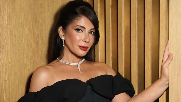 مني ذكي تخطف الأنظار بإطلالة جذابة