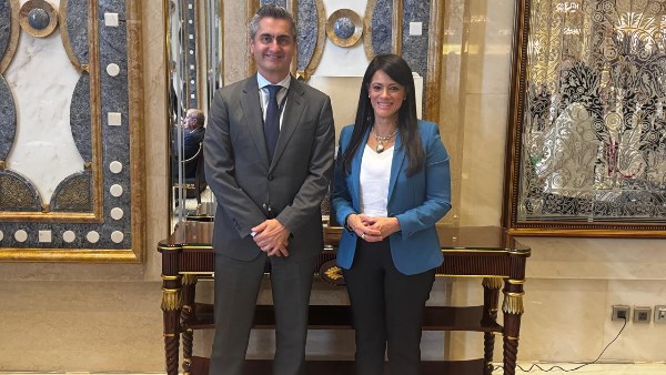 مباحثات مع الرئيس الإقليمي لشركة “فيزا” لمنطقة الشرق الأوسط لتعزيز التعاون في التحول الرقمي