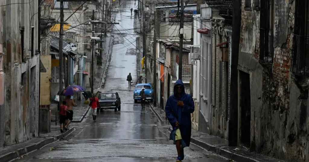 الإعصار ميليسا من الفئة الـ5 يجتاح جامايكا برياح مدمّرة