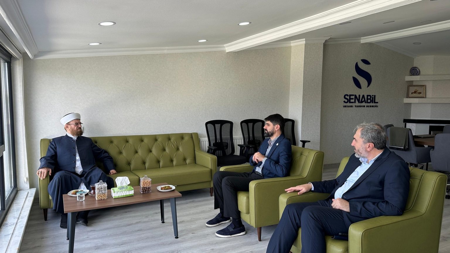 رئيس الاتحاد العالمي لعلماء المسلمين يزور جمعية إغاثية في إسطنبول