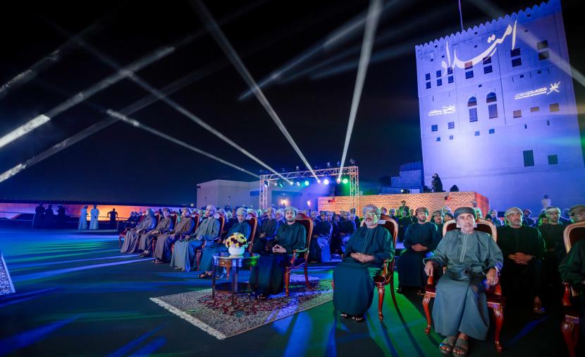 السيد ذي يزن يكرِّم الفائزين بجائزة الإجادة الشبابية في حفل يوم الشباب العُماني بقلعة صحار