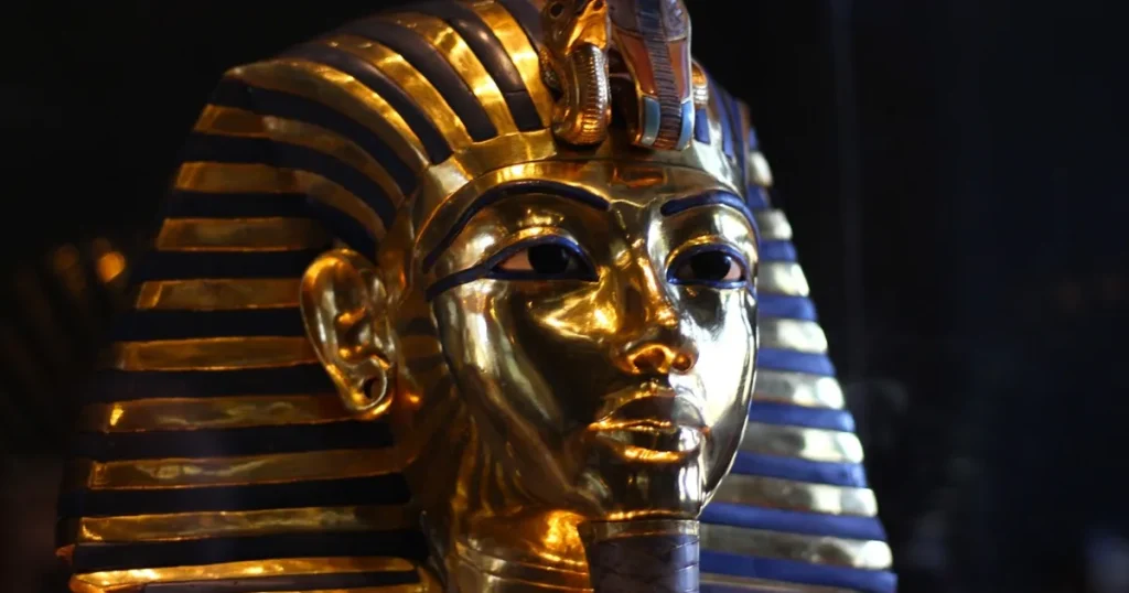 “الملك الذهبي”.. سيد المتحف المصري الكبير