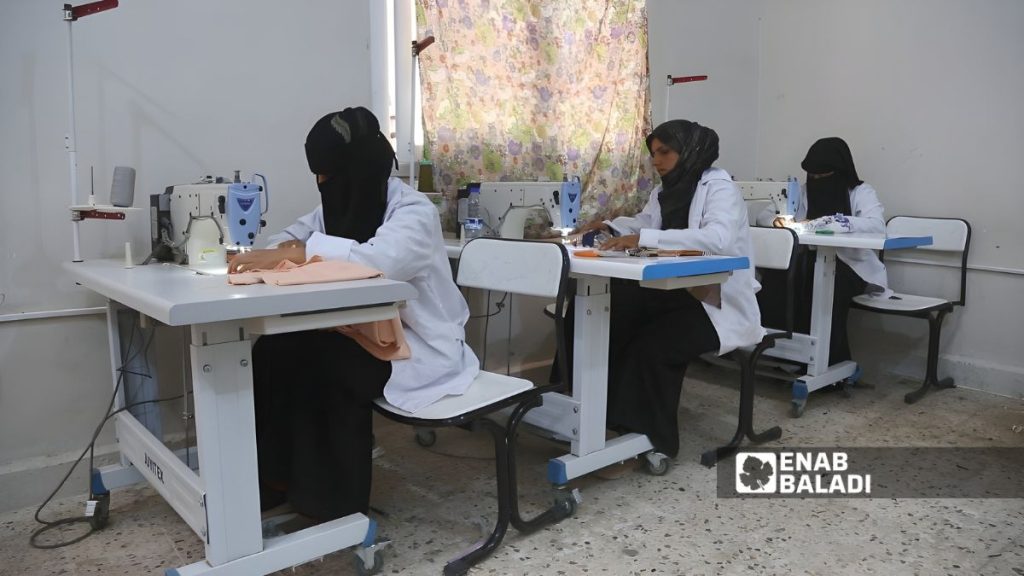 نساء يدخلن سوق العمل لتقاسم أعباء المعيشة شمالي سوريا