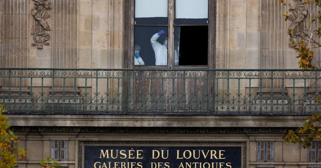 القبض على 5 في سرقة متحف اللوفر.. والمجوهرات لا تزال مفقودة
