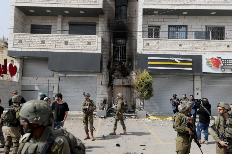 حصار مستمر على حوارة: الاحتلال يقيد الحركة ويغلق المحال التجارية