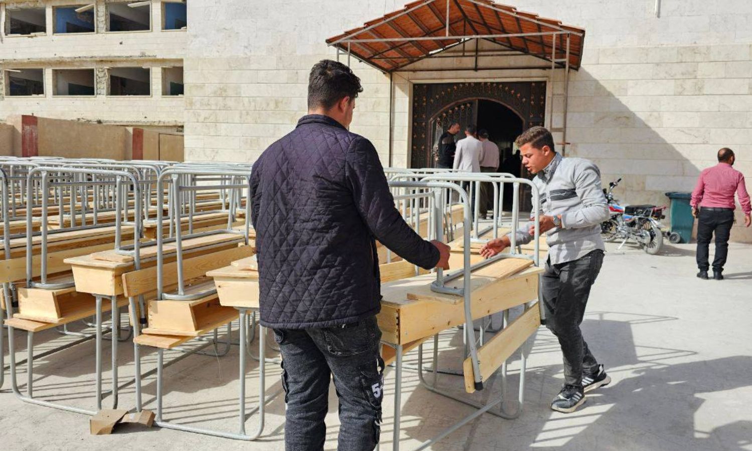 تسليم دفعة من المقاعد الدراسية إلى المجمع التربوي في منطقة معرة النعمان بإدلب ـ 21 تشرين الأول 2025 (محافظة إدلب)