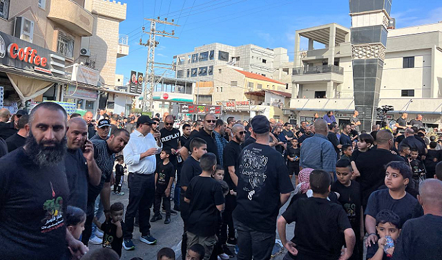 آلاف الفلسطينيين يحيون الذكرى الـ69 لمجزرة كفر قاسم