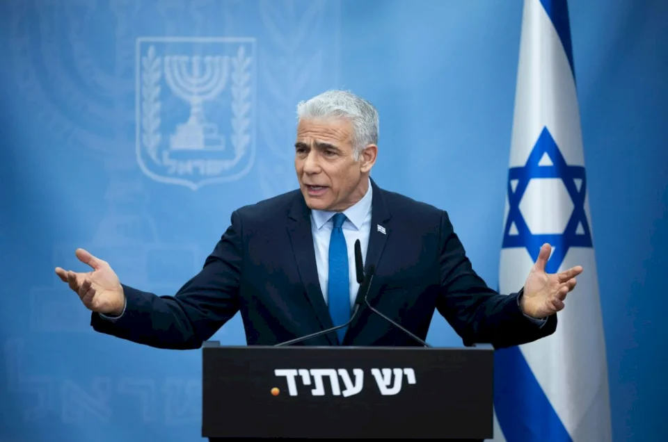 لبيد: حكومة نتنياهو مسؤولة عن إعادة الجثامين لأنها قُتلت بعهدها