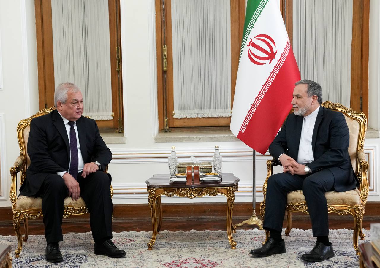 لقاء المبعوث الروسي الخاص إلى سوريا، ألكسندر لافرينتيف مع وزير الخارجية الإيراني عباس عراقجي ـ 21 تشرين الأول 2025 (الخارجية الإيرانية)
