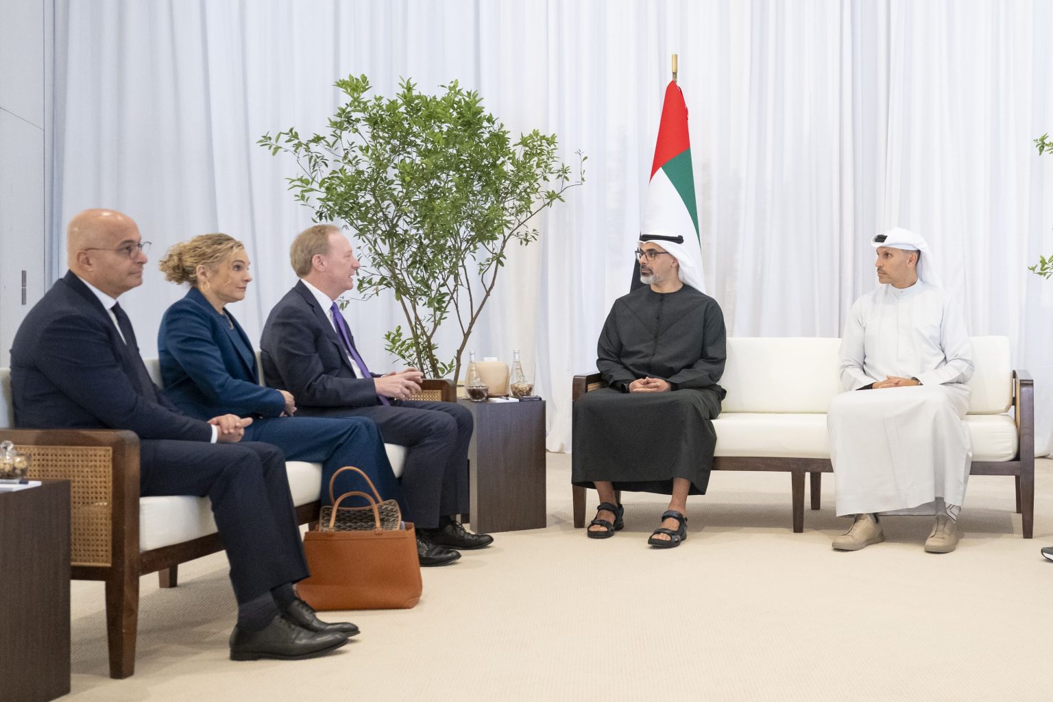 «مايكروسوفت» تستثمر 15.2 مليار دولار في الإمارات لتطوير البنية التحتية للذكاء الاصطناعي