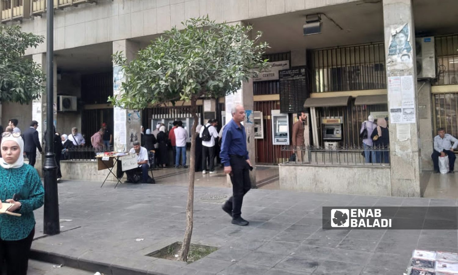 مواطنون على صرافات المصرف التجاري وسط دمشق - 12 تشرين الأول 2025 (/مارينا مرهج)