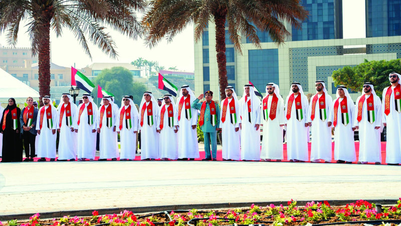 سعود بن صقر يرفع عَلَم الدولة على كورنيش القواسم في رأس الخيمة