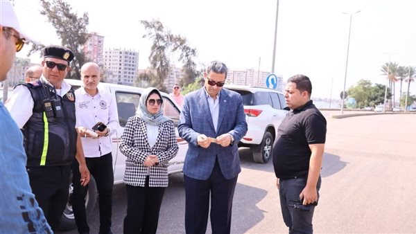 محافظ دمياط يضبط سيارة تسير عكس الاتجاه ويؤكد ” لاتهاون مع مخالفى قواعد المرور”