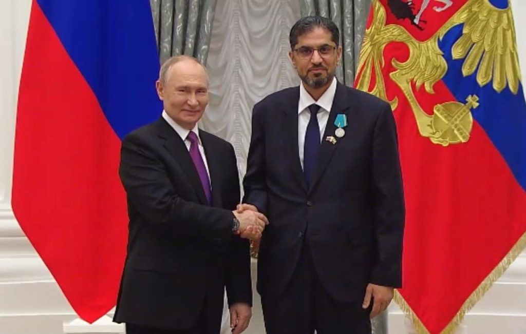 بوتين يقلد سفير الإمارات وسام “بوشكين”