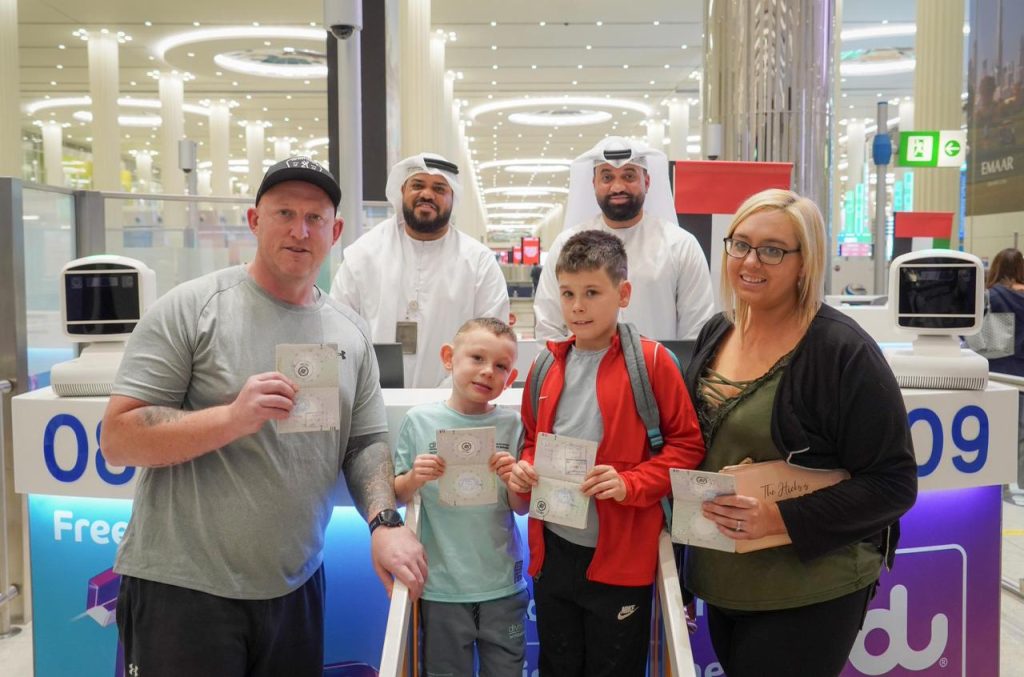 إقامة دبي تستقبل المسافرين بختم خاص لتحدي اللياقة 30×30 في مطار دبي الدولي