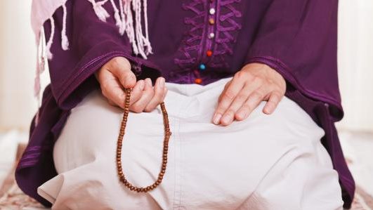 ما حكم التسبيح باليد اليسرى؟.. الإفتاء تجيب