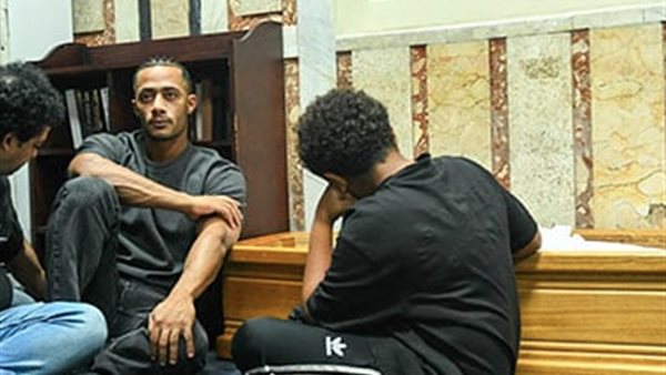 انهيار محمد رمضان بجوار جثمان والده داخل مسجد مصطفى محمود