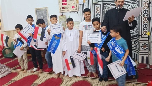 وزير الأوقاف يشيد بإمام وزَّع أعلام مصر على الأطفال بعد صلاة الجمعة