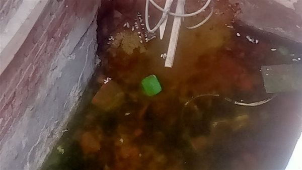 المياه تحاصر البيوت.. كارثة تهدد 12 أسرة في العزبة البحرية بحلوان «صور»