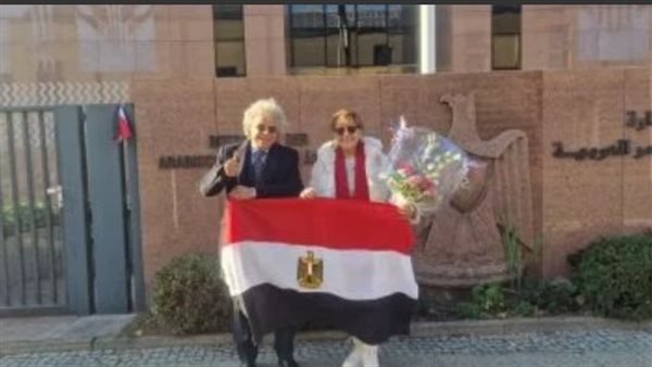 الورود وأعلام مصر تتصدر المشهد انتخابات مجلس النواب للمصريين في ألمانيا